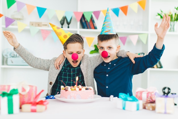 Niños celebrando un cumpleaños