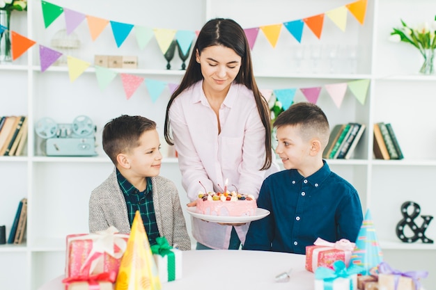 Niños celebrando un cumpleaños