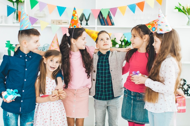 Niños celebrando un cumpleaños