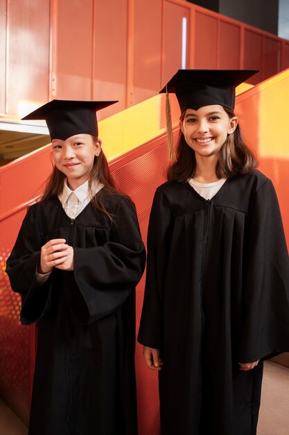 Niños celebrando la graduación de jardín de infantes