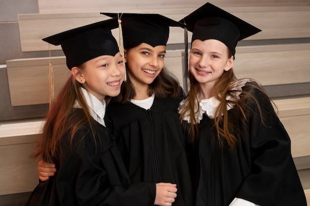 Foto gratuita niños celebrando la graduación de jardín de infantes