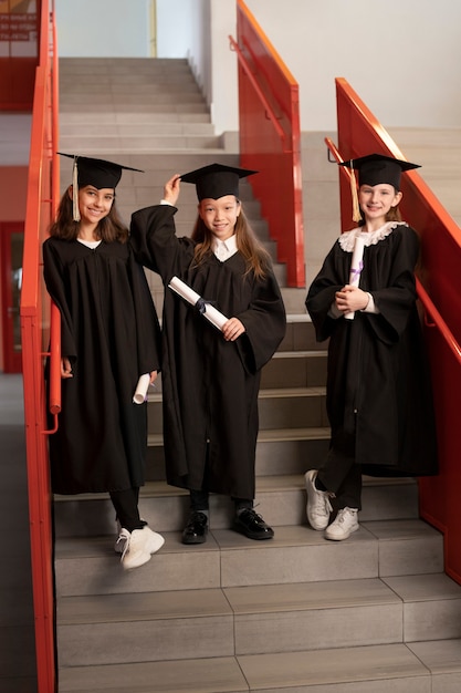 Niños celebrando la graduación de jardín de infantes