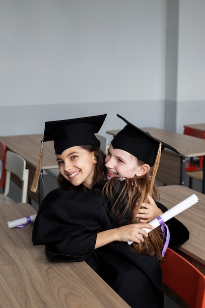 Foto gratuita niños celebrando la graduación de jardín de infantes