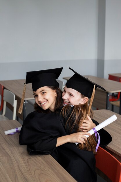 Niños celebrando la graduación de jardín de infantes