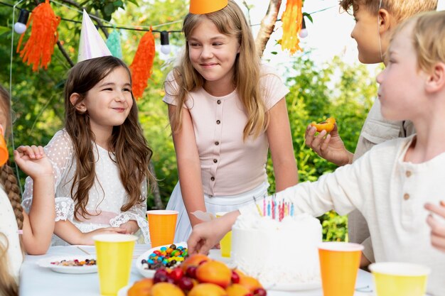 Niños celebrando juntos de cerca