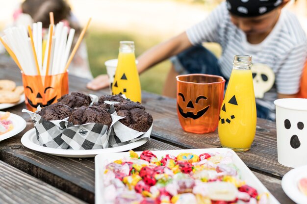 Niños celebrando el primer plano de halloween