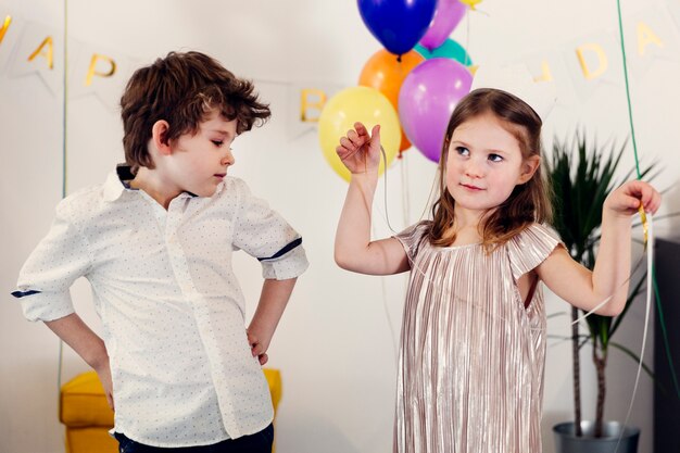 Los niños se centraron en la danza en la habitación decorada