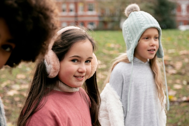 Niños de cerca divirtiéndose afuera