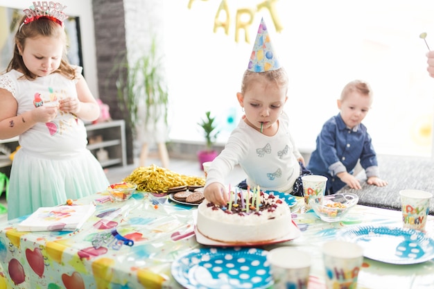 Niños cerca de la mesa con golosinas