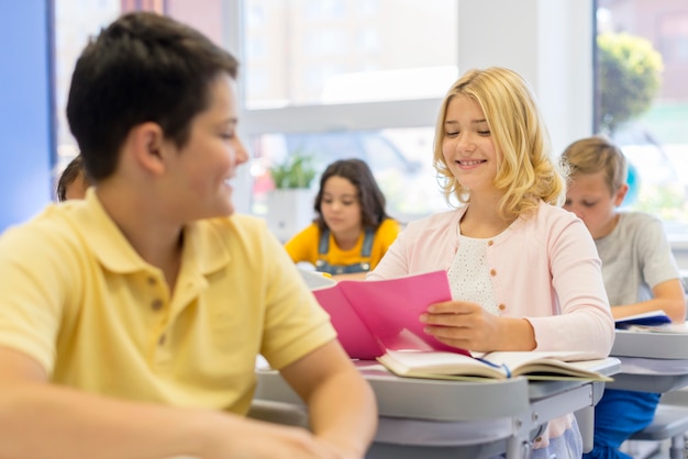 Niños en clase en la escuela