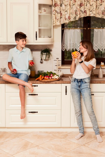 Foto gratuita niños en la cocina preparando comida