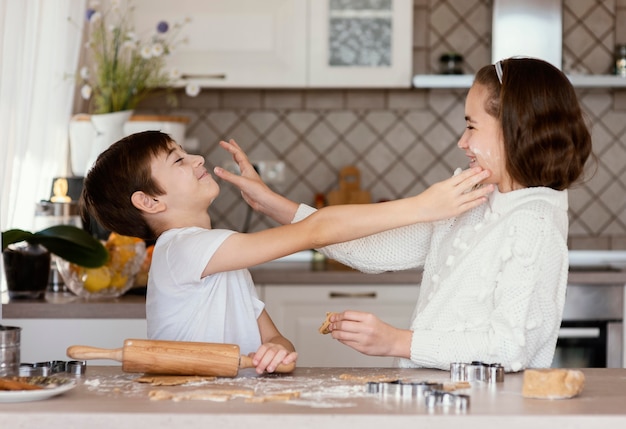 Foto gratuita niños en la cocina