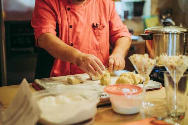 los niños cocinan pasta en una clase magistral de gastronomía