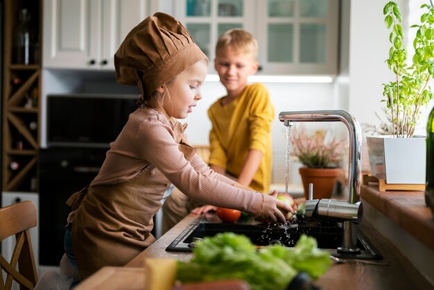 Niños cocinando y divirtiéndose en casa