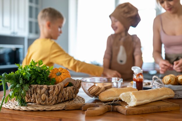 Niños cocinando y divirtiéndose en casa