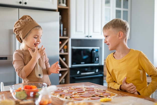 Niños cocinando y divirtiéndose en casa