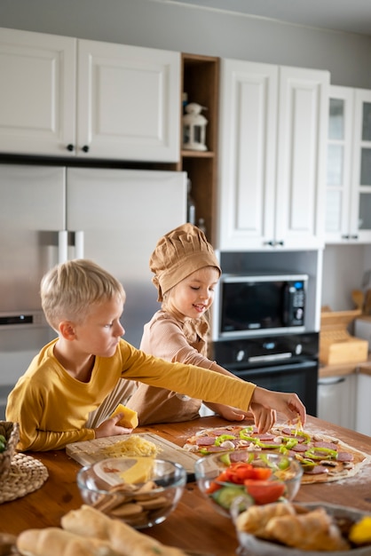 Niños cocinando y divirtiéndose en casa