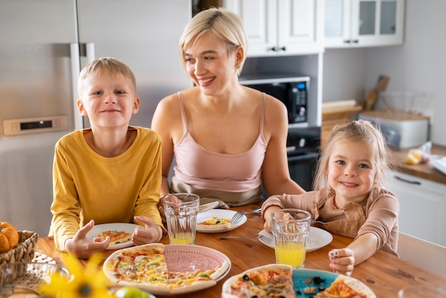 Foto gratuita niños cocinando y divirtiéndose en casa