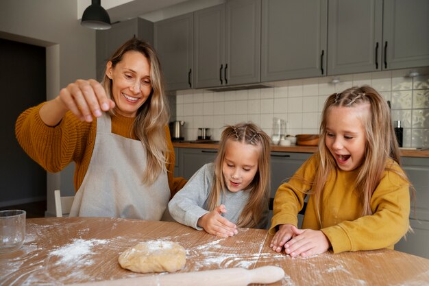 Niños cocinando y divirtiéndose en casa