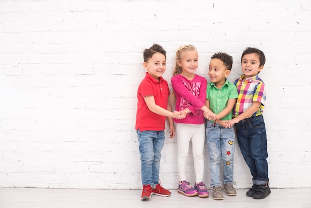 Niños cogidos de la mano en grupo