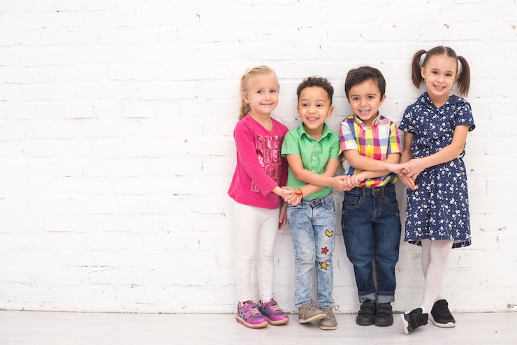 Foto gratuito niños cogidos de la mano en grupo