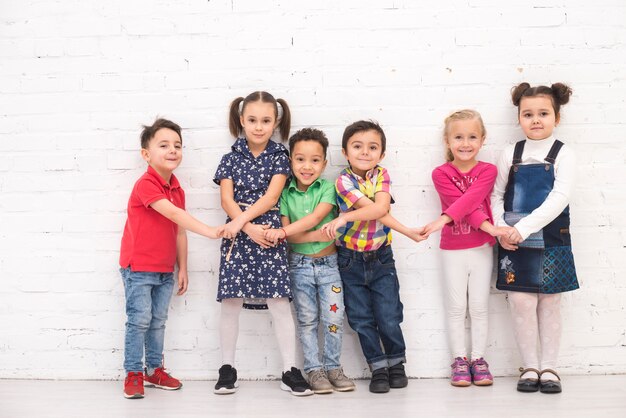 Niños cogidos de la mano en grupo