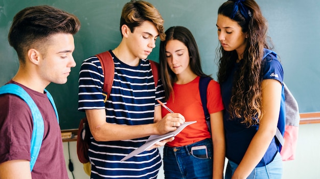 Niños de colegio apuntando algo