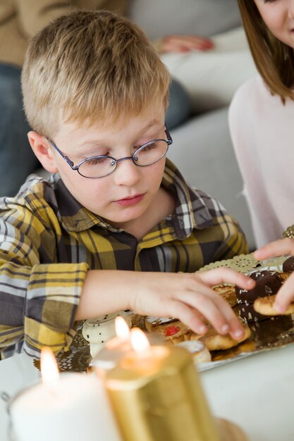 Niños comiendo dulces caseros