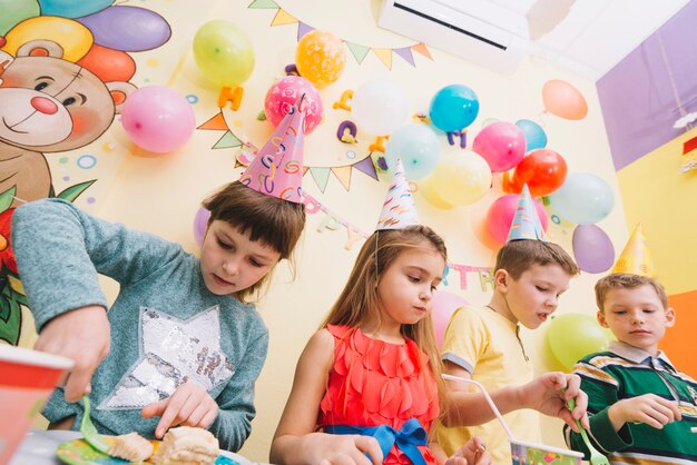Niños comiendo en la fiesta de cumpleaños