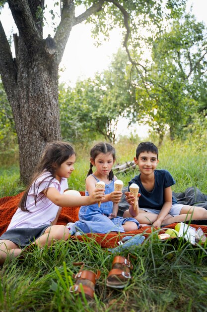 Niños comiendo helado juntos al aire libre