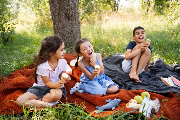 Niños comiendo helado juntos al aire libre