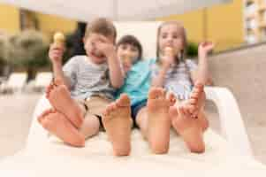 Foto gratuita niños comiendo helado en la piscina