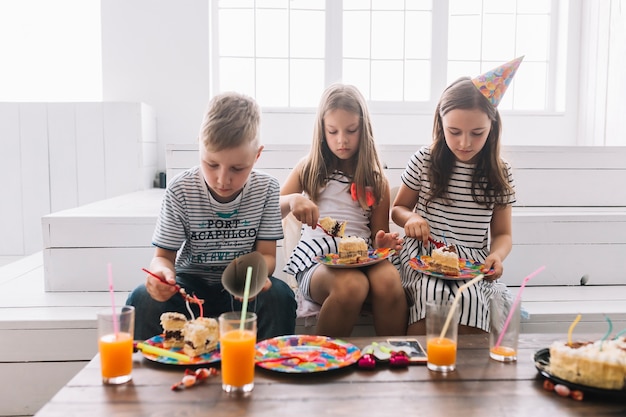 Niños comiendo pastel de cumpleaños