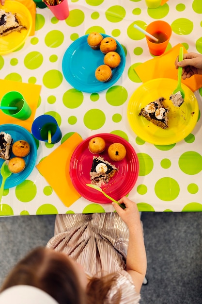 Foto gratuita niños comiendo pasteles desde arriba