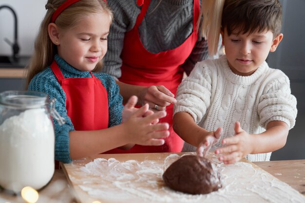 Los niños como grandes ayudantes para hornear galletas de jengibre