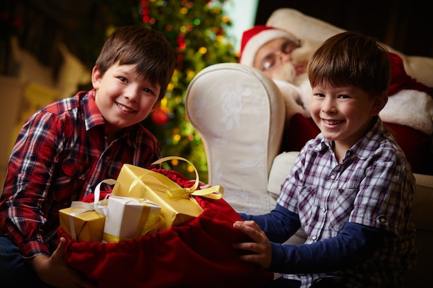 Niños contentos con sus regalos