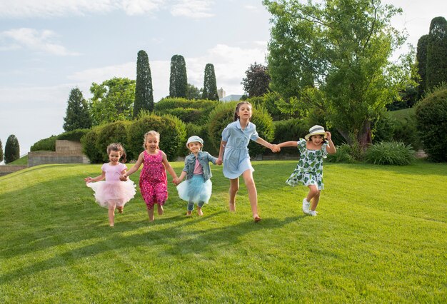Niños corriendo en el jardín