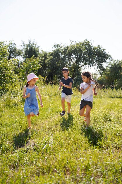 Niños corriendo y jugando en el campo de hierba al aire libre