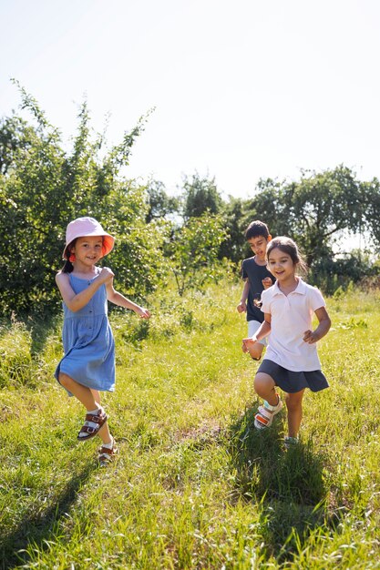 Niños corriendo y jugando en el campo de hierba al aire libre