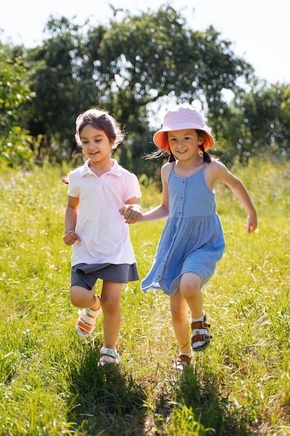 Niños corriendo y jugando en el campo de hierba al aire libre