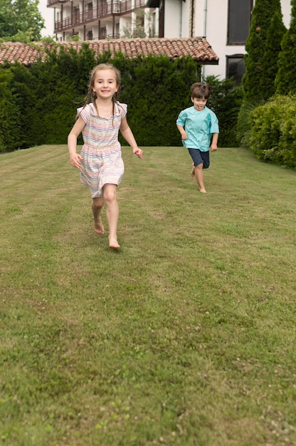 Foto gratuita niños corriendo