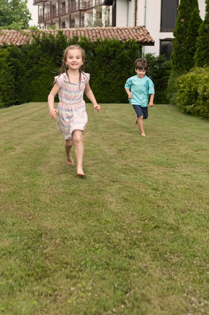 Niños corriendo