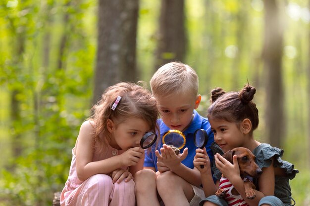 Niños curiosos que participan en una búsqueda del tesoro.