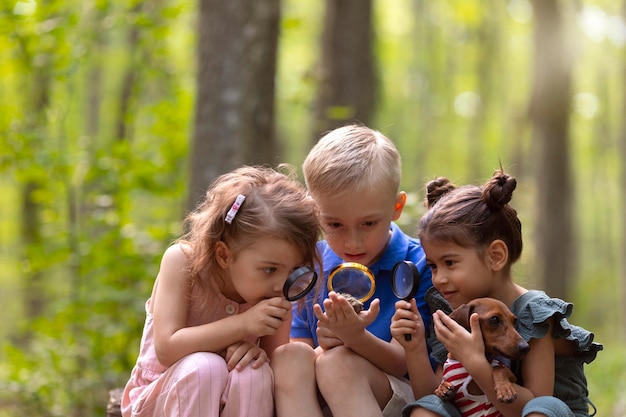 Niños curiosos que participan en una búsqueda del tesoro.