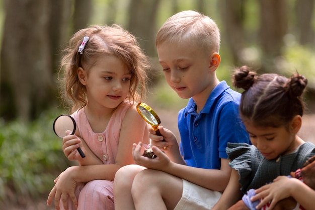 Niños curiosos que participan en una búsqueda del tesoro.