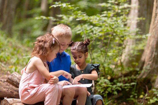 Niños curiosos que participan en una búsqueda del tesoro.