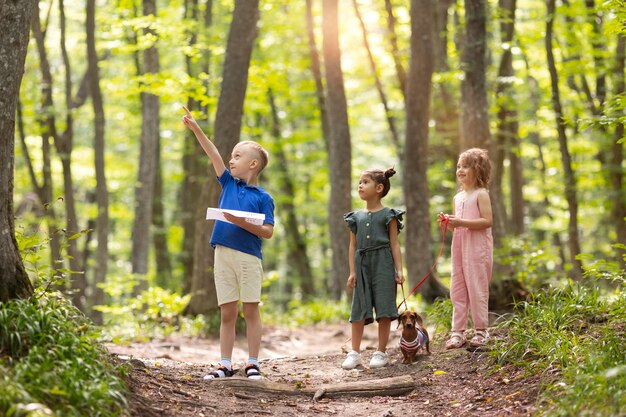 Niños curiosos que participan en una búsqueda del tesoro.