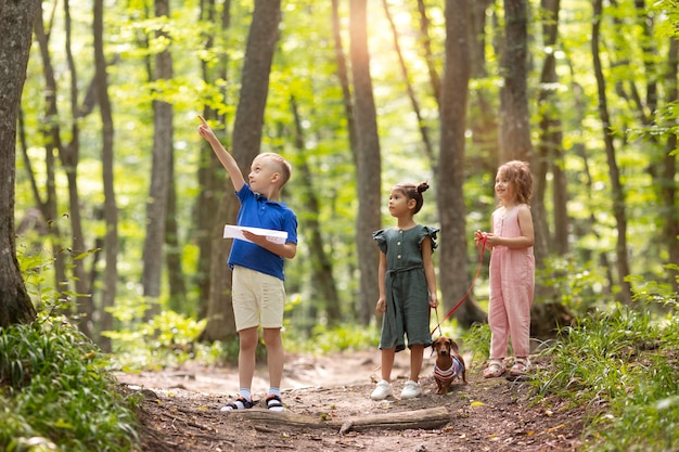 Niños curiosos que participan en una búsqueda del tesoro.