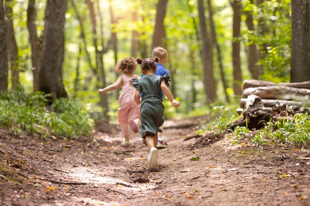 Niños curiosos que participan en una búsqueda del tesoro.