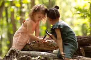 Foto gratuita niños curiosos que participan en una búsqueda del tesoro.